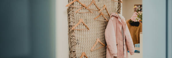 Garderobe mit Kleiderbügeln