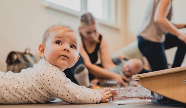 Baby mit Frau im Hintergrund