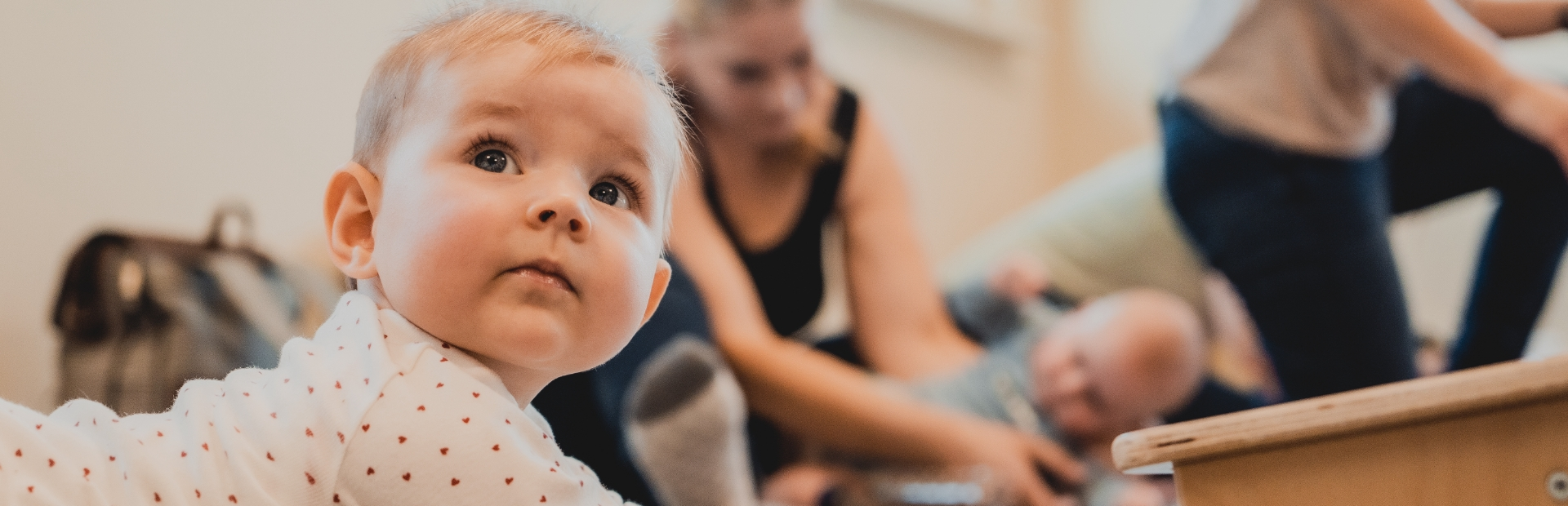 Baby mit Frau im Hintergrund