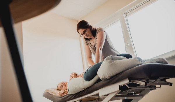 Frau auf einer Behandlungsliege