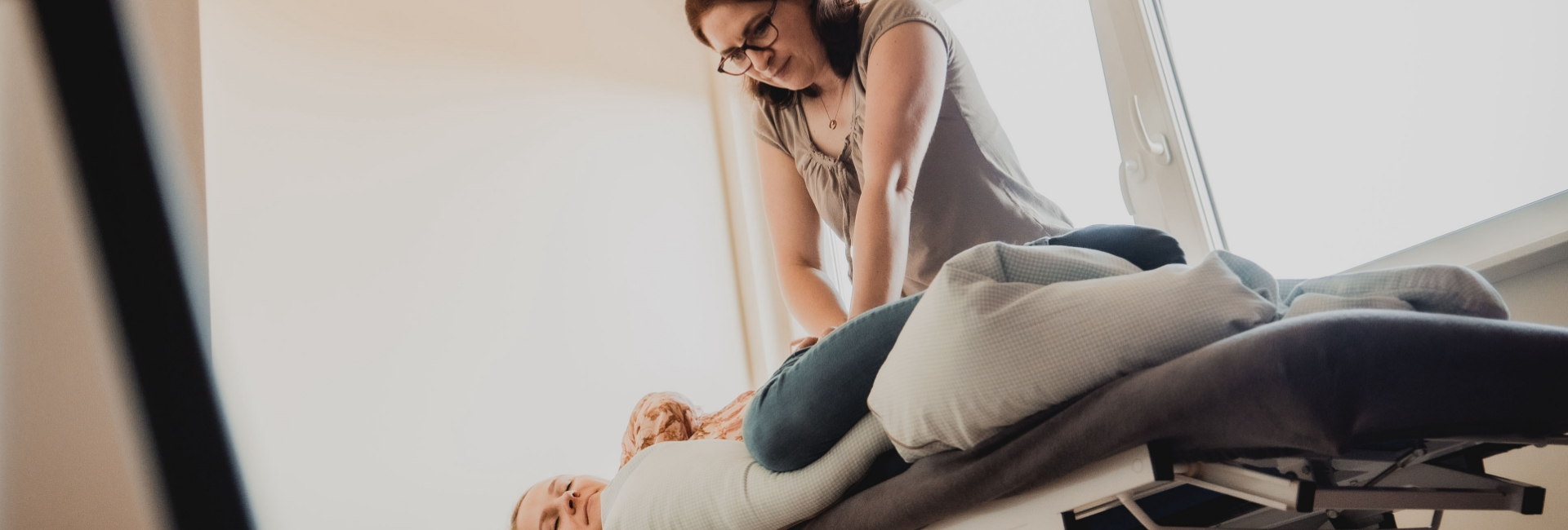 Frau auf einer Behandlungsliege