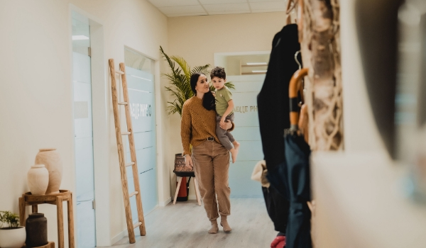 Frau mit Kind auf dem Arm