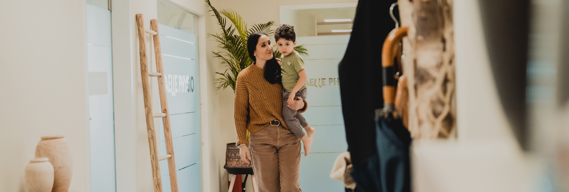 Frau mit Kind auf dem Arm