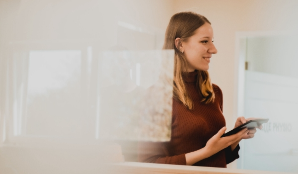 Frau mit Tablet in der Hand