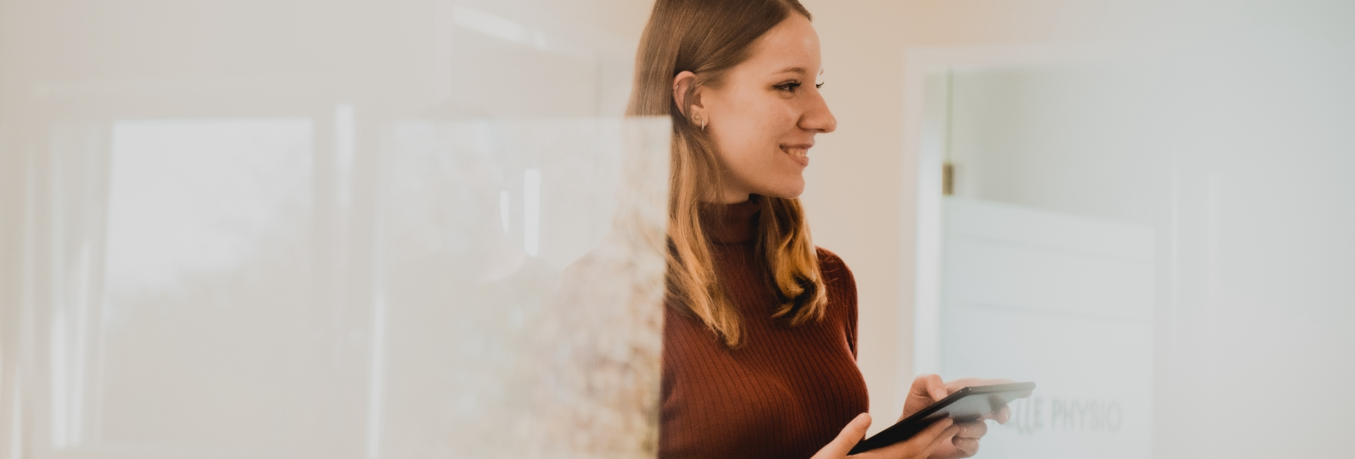 Frau mit Tablet in der Hand